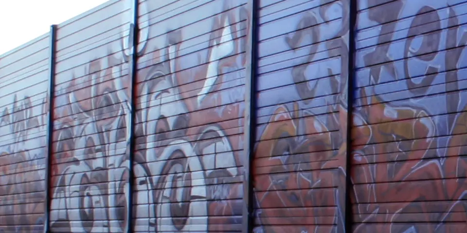 Grafitti removal noise barrier
